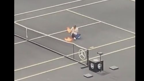 VIDEO Un activist de mediu şi-a dat foc la un braţ, pe teren, în timpul unui meci de la Laver Cup/ Activistul milita împotriva folosirii avioanelor private în Marea Britanie