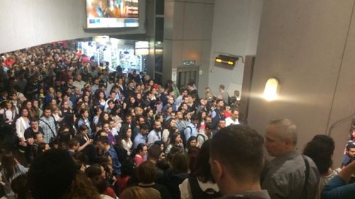 O imagine obișnuită pentru o dimineață la metrou în Piața Victoriei
