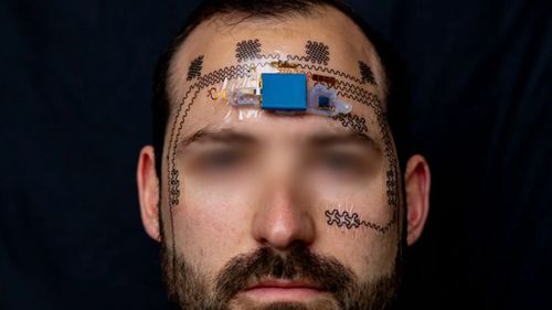 Tatuajul facial care te alertează dacă ești prea stresat / E-tattoo e un dispozitiv care poate detecta și semnala încărcătura mentală în timpul muncii