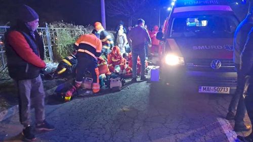 Şase copii, loviţi de un autoturism, pe trecerea de pietoni în Hunedoara / Unul dintre ei este resuscitat de echipajele medicale/ Şoferul a fugit, fiind prins ulterior de poliţişti