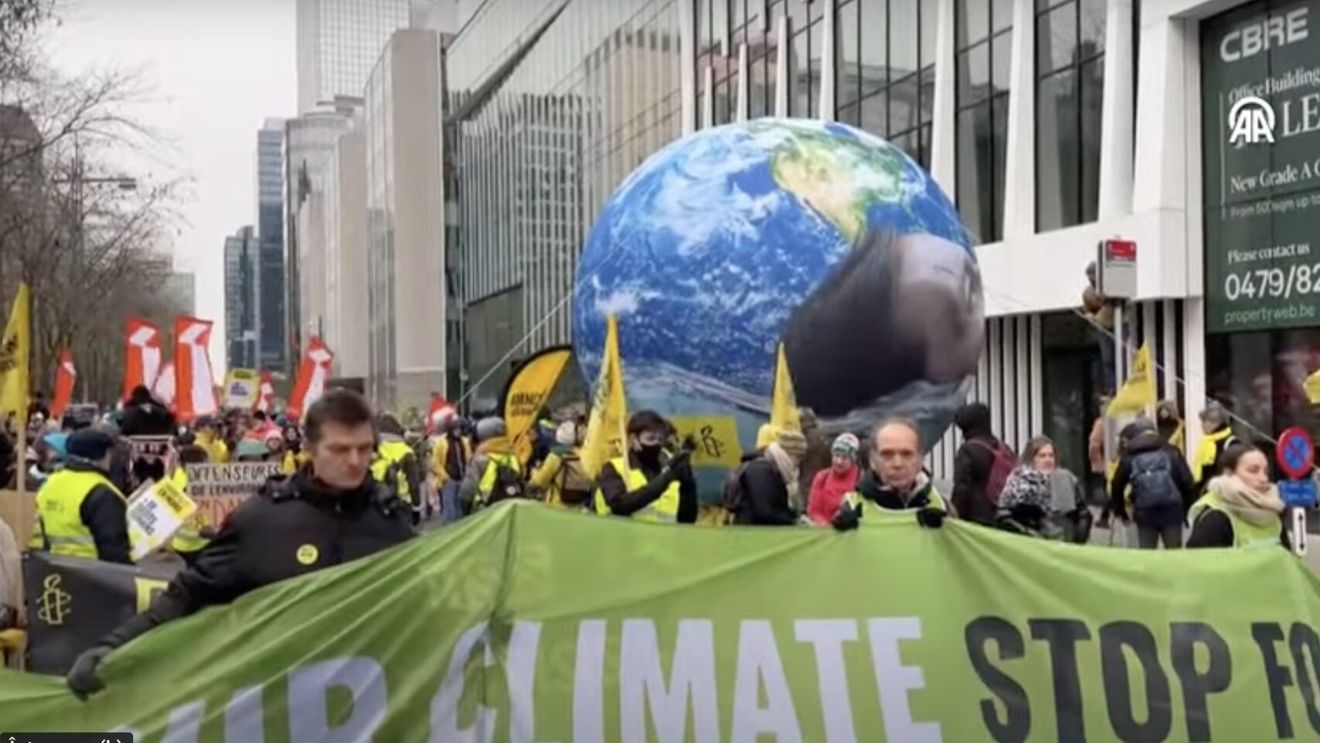 Circa 20.000 de persoane au mărşăluit duminică la Bruxelles pentru a cere măsuri împotriva schimbărilor climatice
