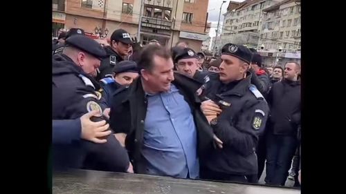VIDEO Miting PNL împotriva extremismului: Liderul SOS Suceava, partidul extremist al Dianei Șoșoacă, scos din mulțime de jandarmi/ O femeie împărțea calendare cu Șoșoacă/ Câteva mii de participanți/ Reacția lui Simion