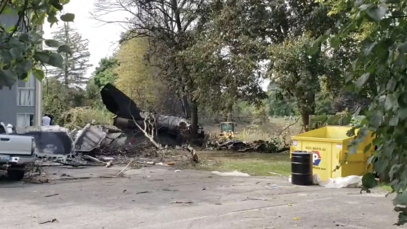 VIDEO Doi piloţi s-au catapultat în ultimul moment, înaintea prăbuşirii unui avion de vânătoare de tip MiG-23, la un show-ul aerian în Detroit  / Aeronava, prăbuşită în apropierea unui complex de locuinţe