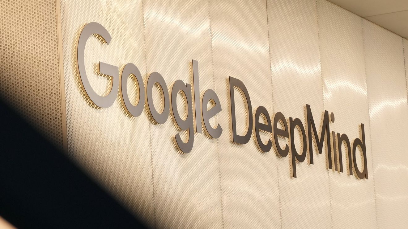 DeepMind preconizează că anul acesta vor avea loc teste clinice pentru medicamentele concepute cu AI