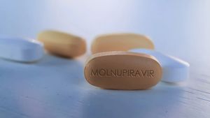 Molnupiravir, prima pastilă anti-COVID-19, ajunge luni în România / Va fi destinată pacienților care pot evolua sever