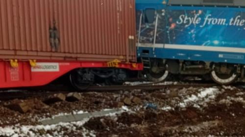 BREAKING Două vagoane de marfă au fost lovite de un tren care circula din sens opus / Șeful trenului privat de marfă a decedat