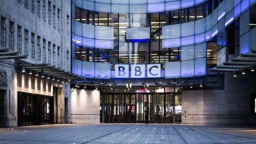 Compania britanică de televiziune BBC va renunța la aproape 2.000 de angajați, cea mai mare reducere de personal din ultimii 15 ani
