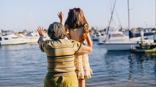 Inițiativă inedită în Brașov: pensionarii voluntari fac after-school cu copiii din medii sărace