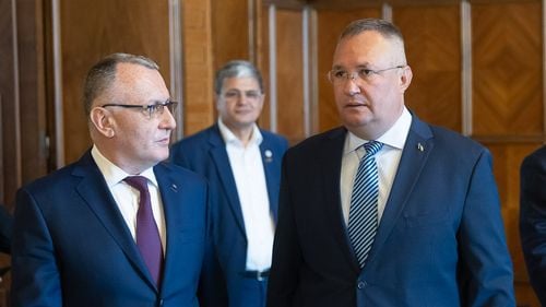 Cîmpeanu, apostrofat de Ciucă după ce a spus că nu e nicio legătură între calitatea educației și toaleta din curtea școlii: Aceste toalete nu trebuie să mai existe în România anului 2024. Mi se pare absolut incredibil