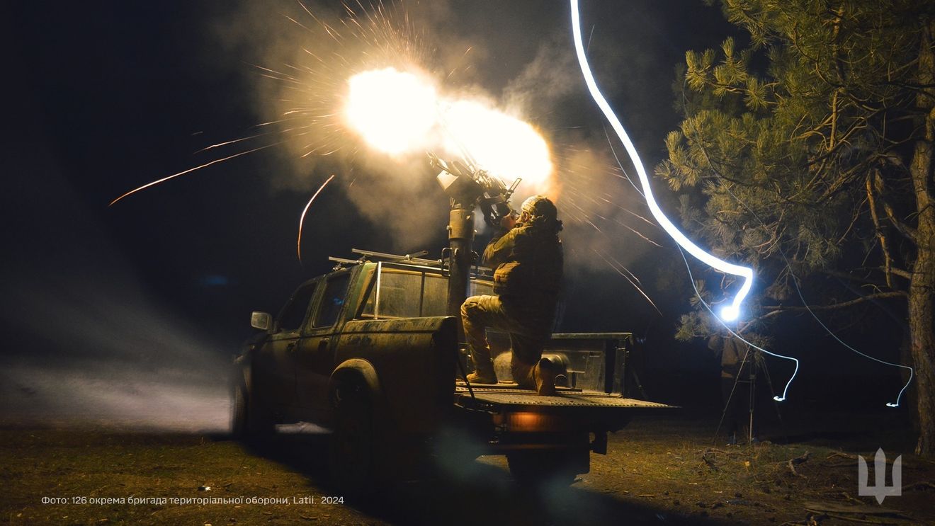 Zelenski arată cum se apără ucrainenii de dronele Shahed: Militarii le distrug cu mitraliere montate în pick-up-uri / Folosirea unei rachete interceptoare de 2 milioane de dolari nu se justifică mereu