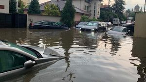 Cod roșu de ploi și grindină în județul Dolj / Zeci de mașini și autobuze, blocate pe străzile inundate