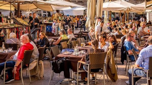 21 de români din 4 familii îndepărtați din Verona / Cerșetori și spălători de geamuri în intersecții, ei au strâns peste 850 de amenzi / Obțineau aproximativ 500 de euro pe zi pe familie