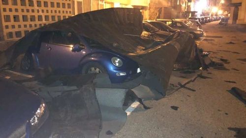 Acoperișuri ale unor blocuri din Piatra-Neamț au fost smulse de vânt și au distrus mai multe mașini