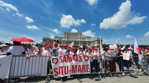 FOTO VIDEO Sindicaliștii SANITAS au ajuns în Piața Constituției / Vor retragerea proiectului noii legi a salarizării / Un echipaj SMURD a intervenit după ce unei femei i s-a făcut rău