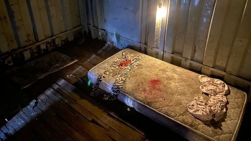 Cum arată "Experienţa captivităţii" din Parcul Izvor / Ambasadorul Israelului: O mică bucată din ce au trăit cei răpiţi