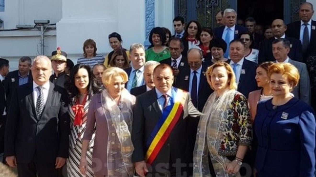 UPDATE Imagini incredibile cu defilarea copiilor de grădiniţă în faţa premierului Viorica Dăncilă la Piteşti. Situaţie similară în 2009, cu Emil Boc şi Mircea Geoană