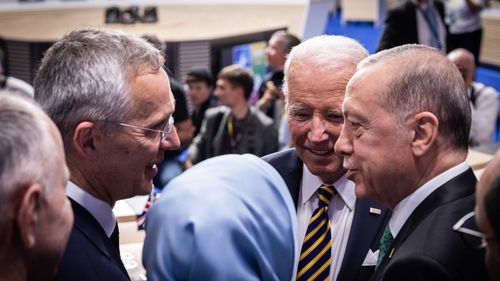 Biden i-a cerut lui Erdogan să aprobe „cât mai curând posibil” aderarea Suediei la NATO