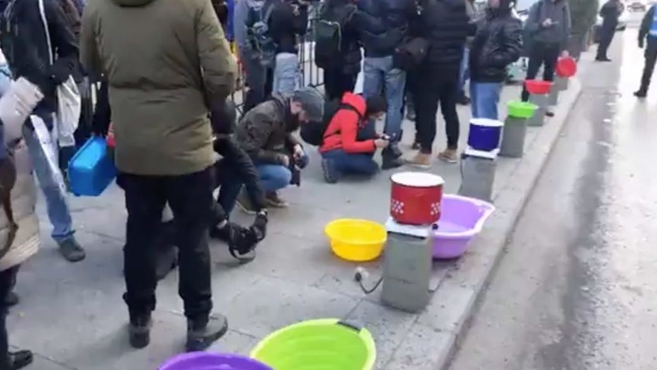 VIDEO Protest cu lighene în fața Primăriei Capitalei: ”Noi vrem apă caldă și căldură”