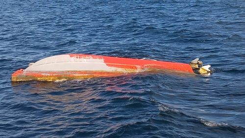 Ambarcaţiunea răsturnată la est de Tuzla a fost detonată în Poligonul Midia / Trei apeluri la 112 au raportat o explozie puternică / Ofițer maritim: Prezenta forma și culoarea unei ambarcațiuni civile, a stat în portul Constanța din 3 până în 4 aprilie