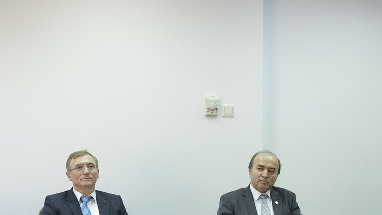Asociația Inițiativa pentru Justiție îl acuză pe ministrul Toader că ignoră structura ierarhică din Ministerul Public și că îi subminează autoritatea lui Augustin Lazăr