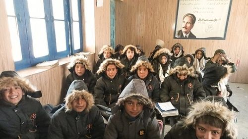 Peste 300 de copii dintr-un sat nepalez izolat au fost ajutați de alpiniștii Alex Găvan și Sofie Lenaerts care le-au livrat bunuri pentru iarnă în drumul spre vârful K2