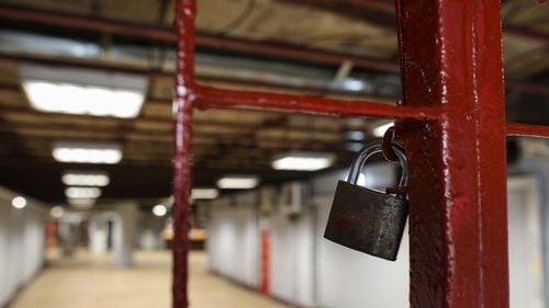 Primarul Piedone a demolat chioșcurile ilegale de la stația de metrou Izvor