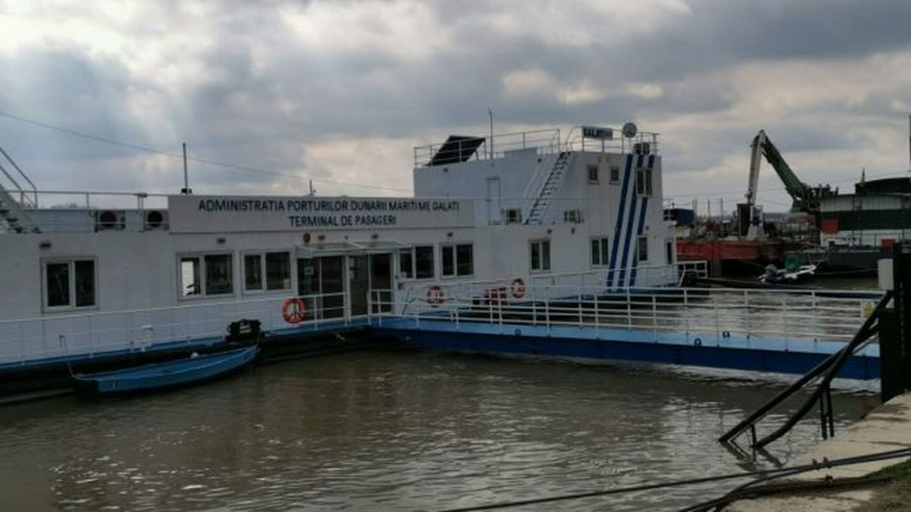 Adevărul: Un terminal de pasageri de un milion de euro ancorat la Dunăre zace nefolosit în Galați de zece ani pentru că a fost proiectat greșit / Este întrețiut și păzit, deși nu are nici o utilitate
