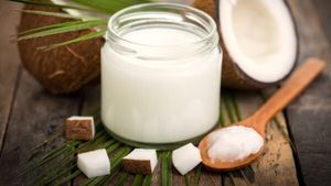 Considerat un superaliment, uleiul de cocos este pus sub semnul întrebării de cardiologi / Medicii avertizează asupra riscului cardiovascular