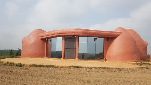 Case moderne construite din pământ, la prețuri accesibile / Un start-up din Maroc îmbină tradițiile locale cu tehnologiile moderne pentru a realiza locuințe mai ieftine și mai durabile