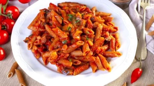 Pastele de vineri seară. Penne cu sos de vinete, roșii și ardei iute. Rețetă rapidă vegană, cu miez de nucă prăjit în loc de brânzeturi, ca topping