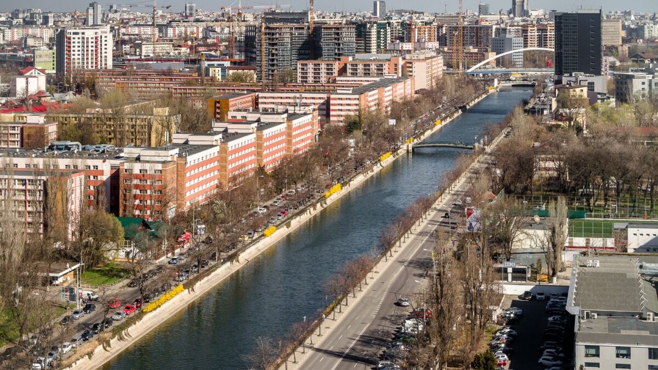 Studenții din Regie, căminele Politehnicii, lăsați fără apă caldă de o săptămână, după surparea peste conducte a unei străzi din apropiere / Probleme și la U-uri, căminele UMFCD