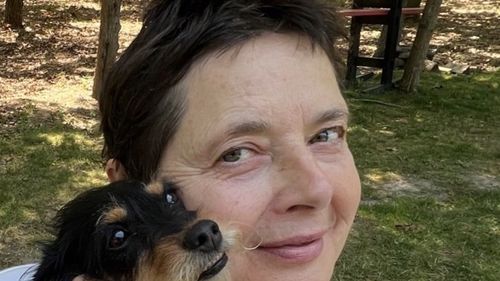 Actrița Isabella Rosellini va juca într-un spectacol de teatru la Timișoara / Va intra în rol de câine, pisică, găină și păun, dar îi joacă și pe Charles Darwin