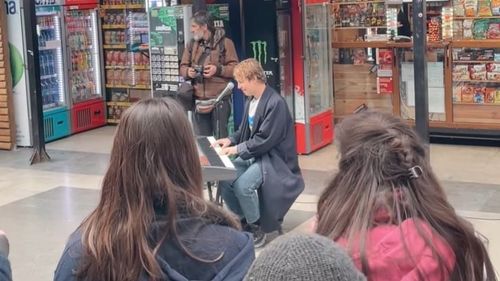 VIDEO Tom Odell a cântat în Gara de Nord pentru refugiații ucraineni