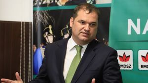 Luptă în coaliție pe funcționarii care vor să se transfere între ministere. Cseke Attila, ministrul Dezvoltării, vrea să oprească hemoragia de angajați printr-o modificare a Codului Administrativ care să-i lege de glie