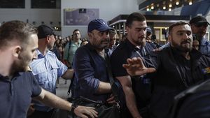 Protestatarul a cărui fişă medicală a fost publicată pe pagina de Facebook a lui Darius Vâlcov anunță că-l va executa silit „la puşcărie” pe fostul politician