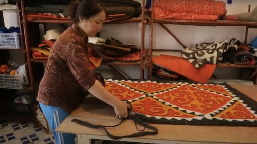 Scandal în jurul unei mărci vestimentare din Rusia, acuzată că a utilizat motive tradiţionale kârgâze / Autorităţile din Kârgâzstan cer să le fie respectat patrimoniul cultural