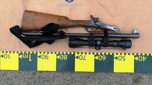 Bărbat înarmat cu o pușcă cu lunetă. arestat de polițiști în timp ce se îndrepta spre locuința fostei soții, pe care o amenințase că o va ucide