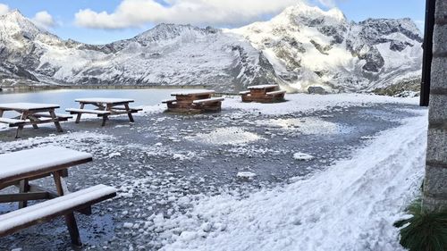 De la caniculă și nopți tropicale, la zăpadă / În provincia Brescia din Italia a nins la peste 2.000 de metri altitudine / Temperatura a scăzut la sub 15 grade, după ce cu două zile înainte era de peste 35 grade Celsius