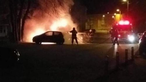 VIDEO Un autoturism a ars în totalitate şi alte două parţial în urma unui incendiu provocat intenţionat la Tulcea