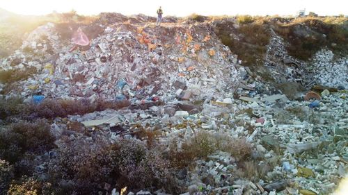 Primăria Constanța, amendată de Garda de Mediu pentru că nu a respectat dispozițiile referitoare la un munte de gunoaie din Portul Constanța/ Plângere penală pentru îngroparea deșeurilor în afara spațiilor autorizate