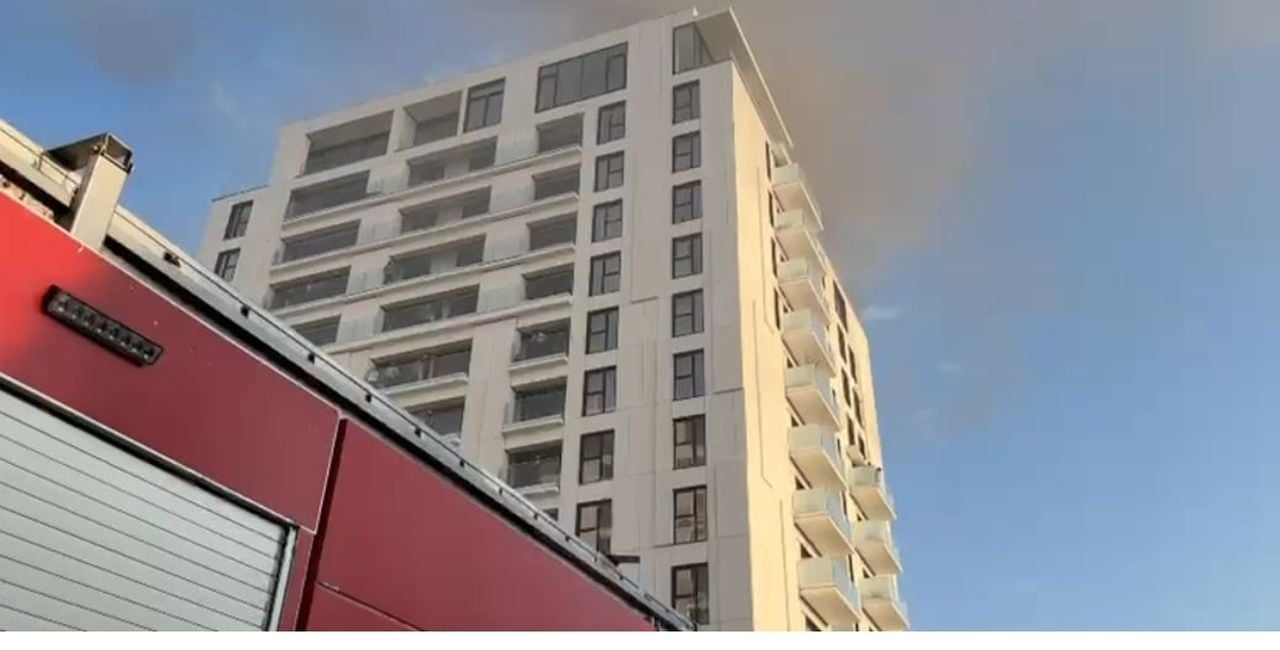 VIDEO UPDATE Incendiu la un apartament din Sectorul 5: Au fost evacuate 152 de persoane, 17 au fost transportate la spital / Un bărbat este în stare de inconștiență