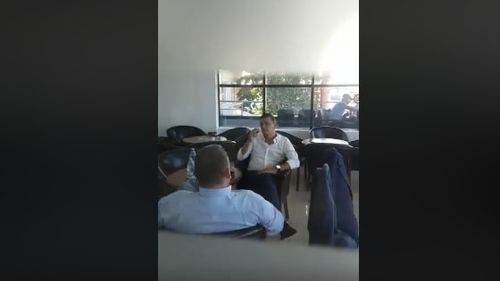 VIDEO Fostul premier Sorin Grindeanu, surprins în timp ce fuma într-o zonă interzisă a aeroportului din Timișoara