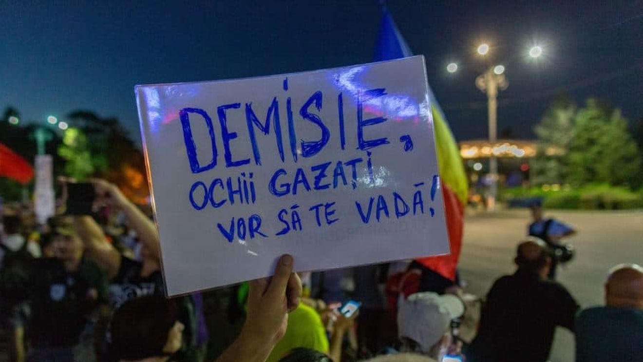 Peste 3.000 de oameni au protestat luni în București, pentru a patra zi consecutiv, împotriva Guvernului și a PSD