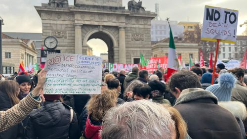 FOTO Milano, în stradă înainte de Jocurile Olimpice de Iarnă, proteste față de prezența agenților Serviciului american pentru Imigrație și Vamă (ICE)