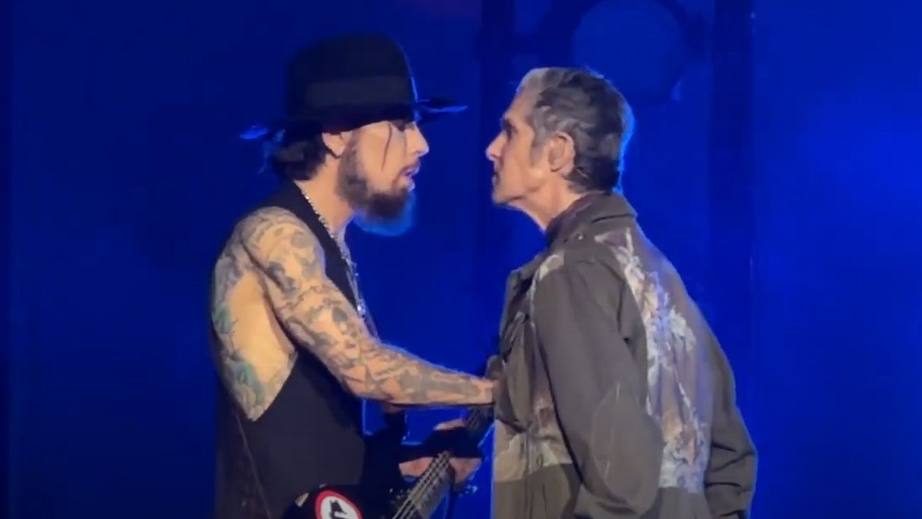 Un concert Jane's Addiction s-a încheiat brusc după ce Perry Farrell l-a lovit cu pumnul pe Dave Navarro