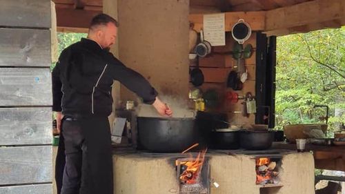 Un bucătar din Iași a recreat meniul din 1885, de la restaurantul Bolta Rece, unde mâncau Mihai Eminescu și Ion Creangă / Alivenci, pârjoale, zeamă de găină și tochitură moldovenească