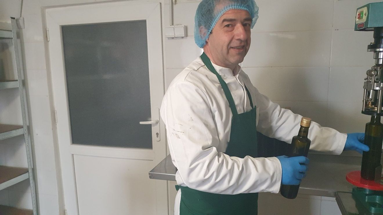 Un sibian de 50 de ani și-a deschis afacere cu investiție de 40.000 de euro, în casa bunicilor / Face ulei de floarea soarelui, procesat la rece: „Produsul meu se apropie de standardele uleiului de măsline”