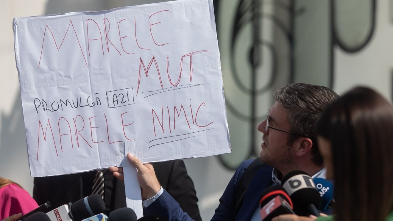 Senatorul USR Ștefan Pălărie, amendat cu 1000 de lei după protestul din 4 iulie, în fața Palatului Cotroceni, când Iohannis a promulgat legile educației