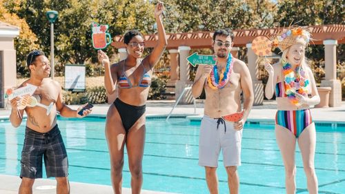 Bikini, costumul de baie care a revoluţionat moda anilor 50, a împlinit 75 de ani