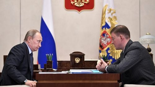 Un lider al partidului lui Putin și al Senatului de la Moscova susține că Rusia ar trebui să furnizeze arme separatiștilor din Donbas / Cine este Andrei Turchak, un aliat apropiat al președintelui rus, acuzat de tentativă de asasinat